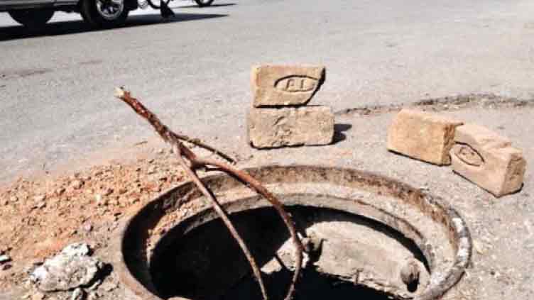 Karachi: Minor boy dies after falling into open manhole