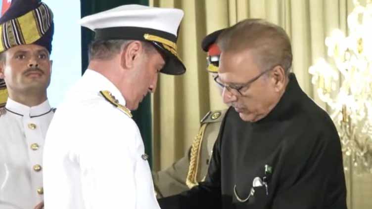 President Alvi confers Nishan-e-Imtiaz on Turkish Navy's commander