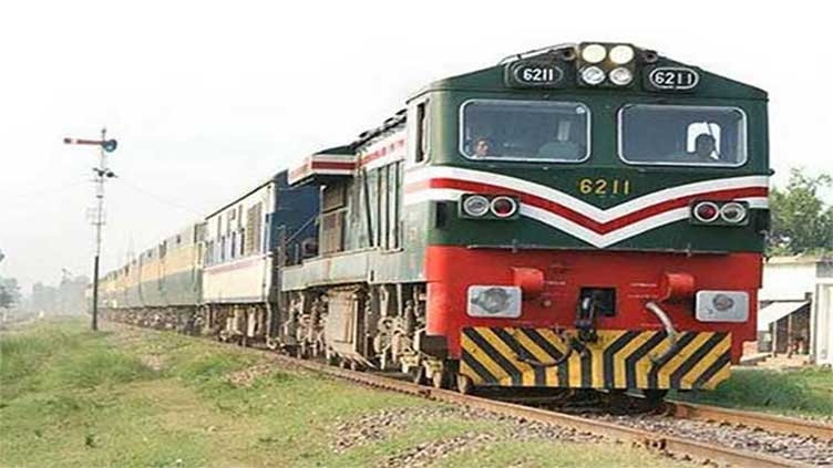 Pakistan Railways Khyber Mail narrowly escapes accident