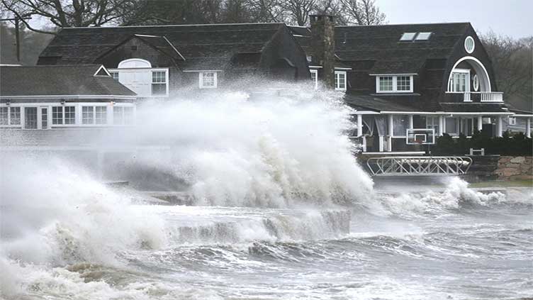 Deadly storm batters Northeastern US, knocking out power, grounding flights and flooding roads