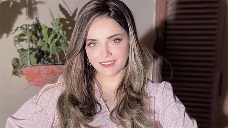 How father's death changed Armeena Khan's life?