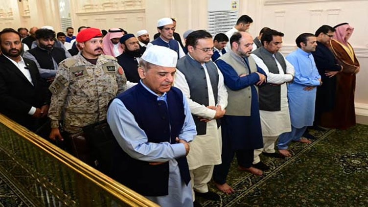 PM Shehbaz Shahrif says prayers at Masjid-e-Nabvi (PBUH)