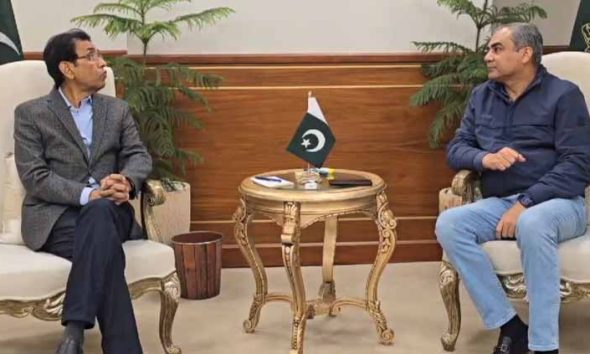 Khalid Maqbool calls on Interior Minister Naqvi to discuss overall political situation